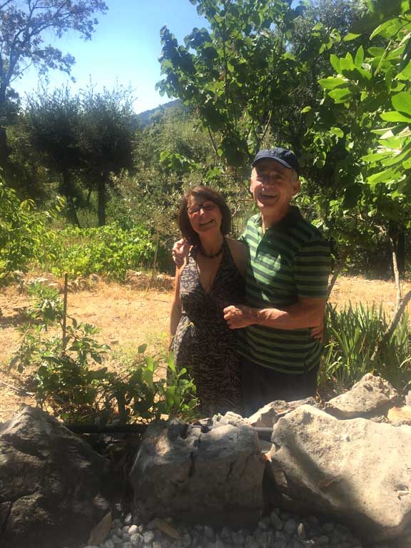 Brigitte und Wolf, Eigentümer vom chambre d'hôtes La Cigale Provence im Garten