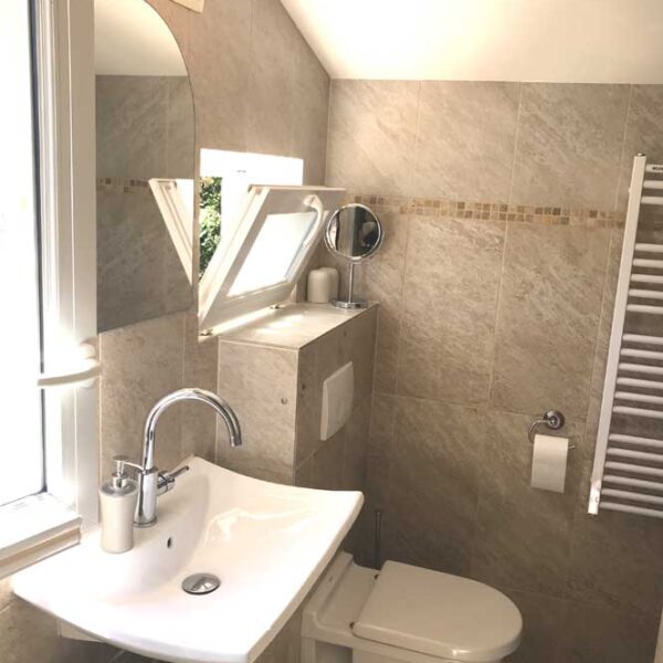 Salle de bain,Badezimmer,bath room Salle de bain mit Kosmetigspiegel und Handtuchheizung