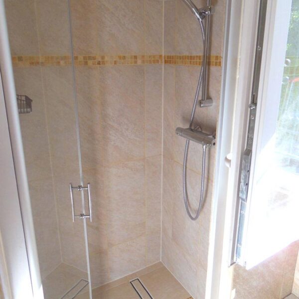 Salle de bain, Badezimmer, bath room Badezimmer mit viel Komfort und italienischer Dusche