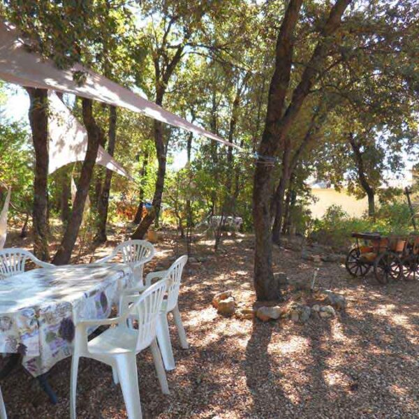 jardin,Garten,garden Der Garten von La Cigale Provence bietet einige schattige Sitzmöglichkeiten zum Essen und relaxen