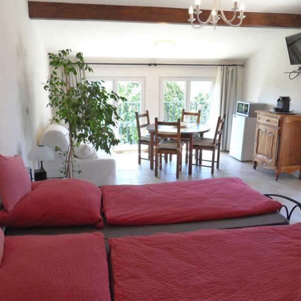 Votre chambre-Ihr Gästezimmer-your room Votre chambre avec beaucoup de confort, Gästezimmer La Cigale mit viel Komfort, your room