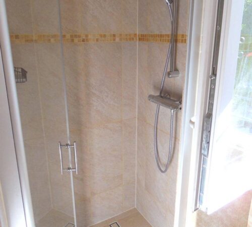 Badezimmer mit viel Komfort und italienischer Dusche