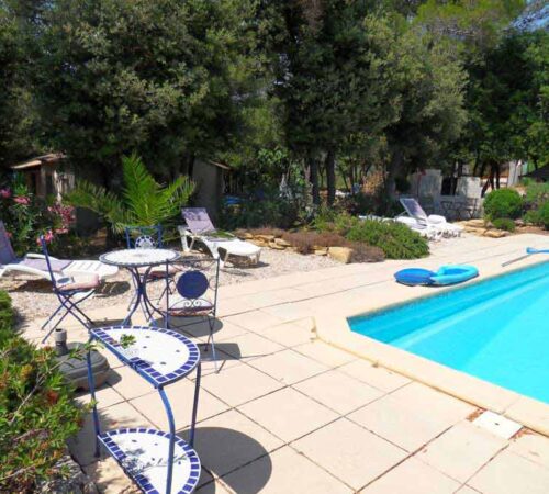 Chaises longues, Sonnenliegen, sun beds am Pool von La Cigale Provence