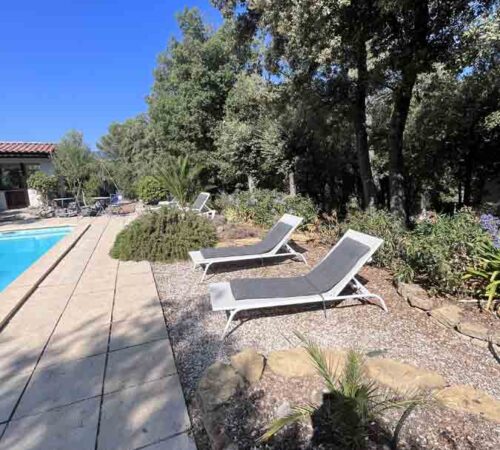 Sonnenliegen am Pool vom Chambre d'hôtes en Provence Gästezimmer, Bed and Breakfast