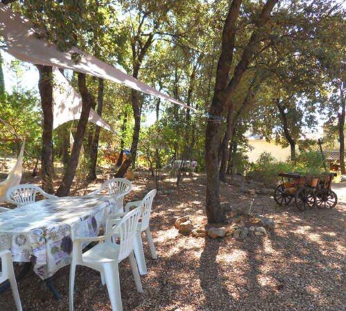 Der Garten von La Cigale Provence bietet einige schattige Sitzmöglichkeiten zum Essen und relaxen
